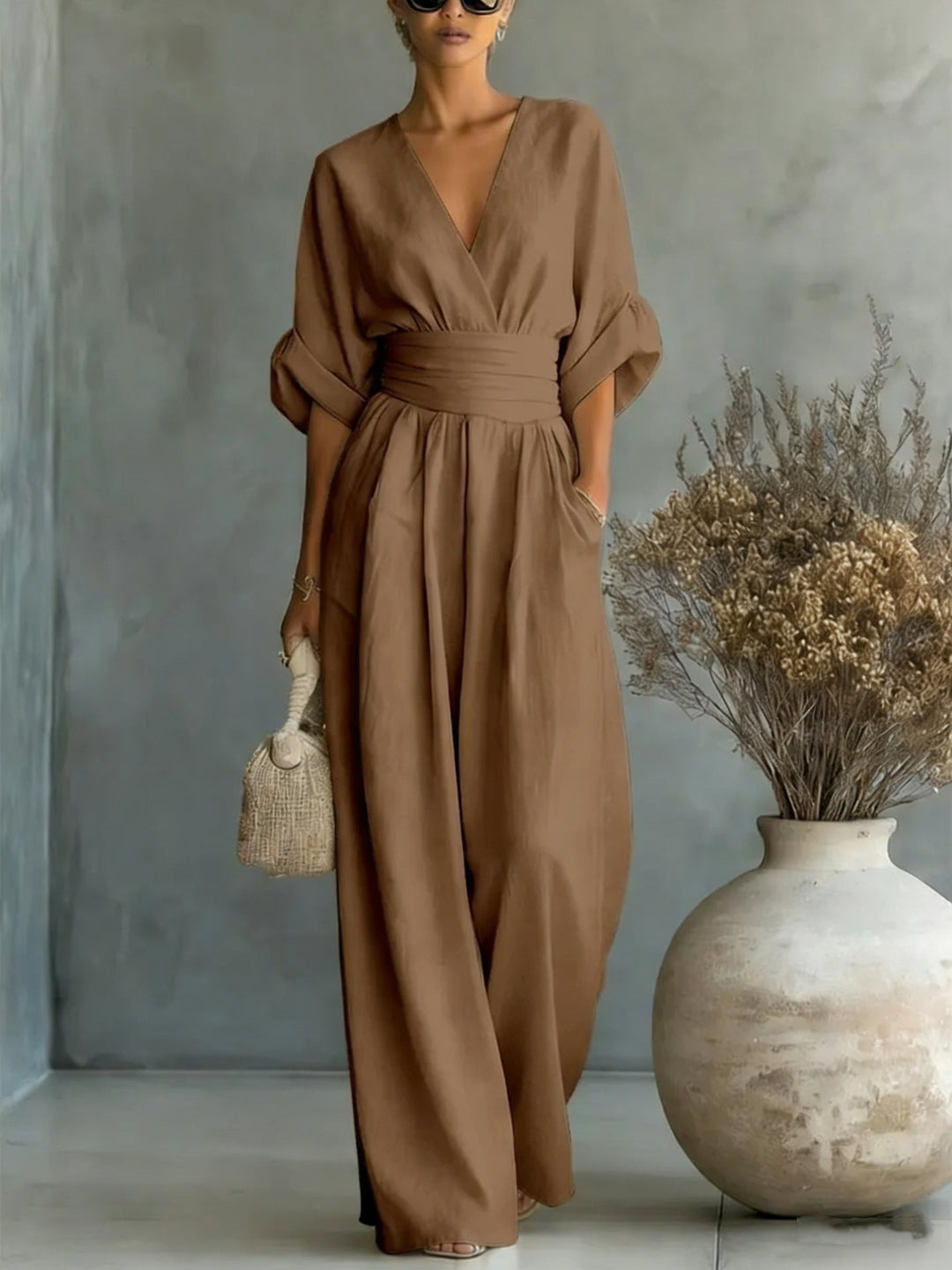 Elegante V-hals Jurk, Met Ontblote Rug en Vloeiende Mouwen - Maison Claire et Sylvie