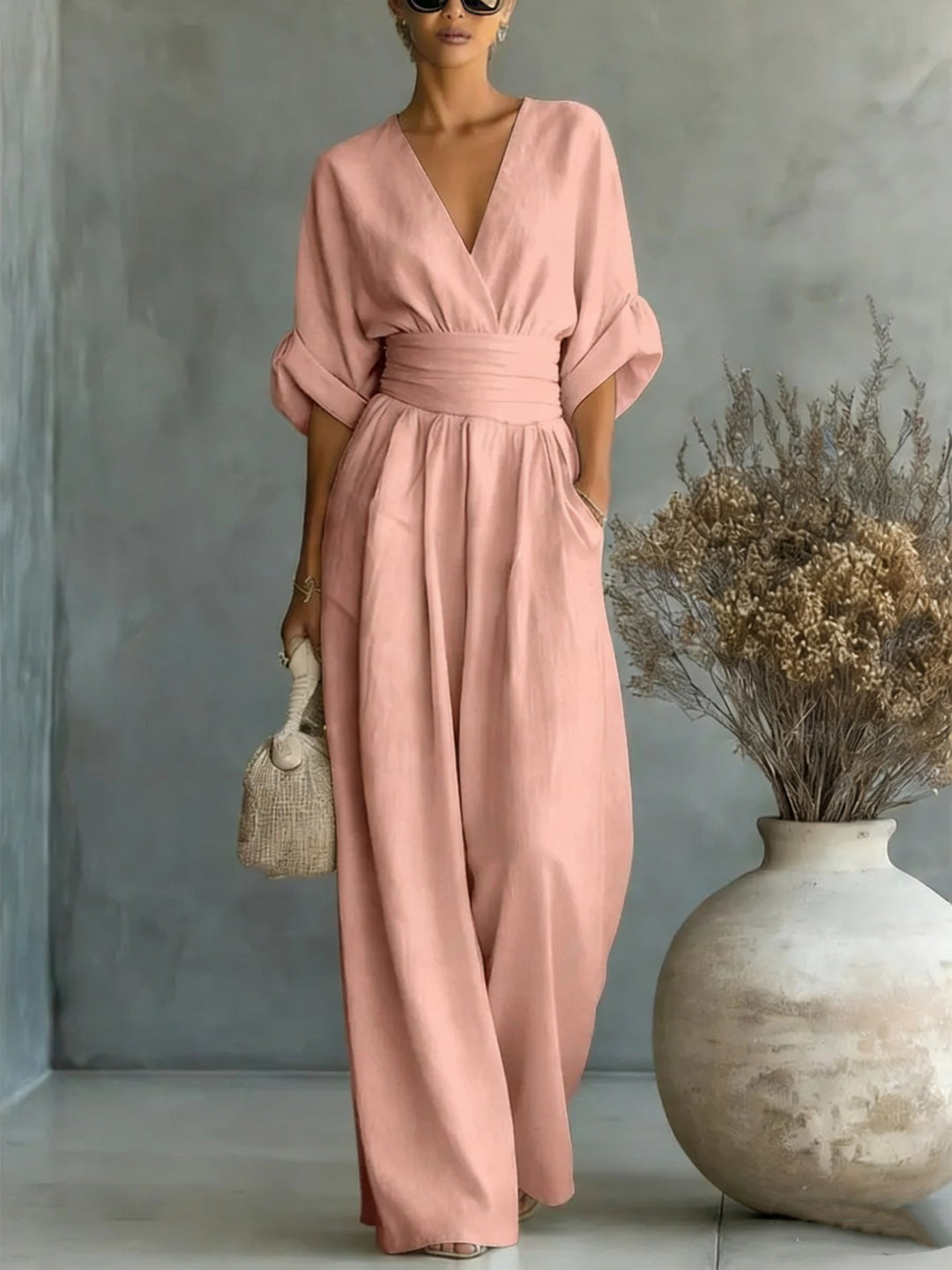 Elegante V-hals Jurk, Met Ontblote Rug en Vloeiende Mouwen - Maison Claire et Sylvie