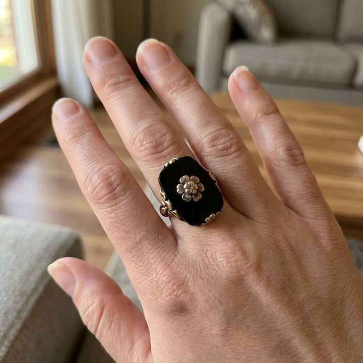 Vintage Victoriaanse Stijl Zwarte Steen Bloem Gouden Accent Ring