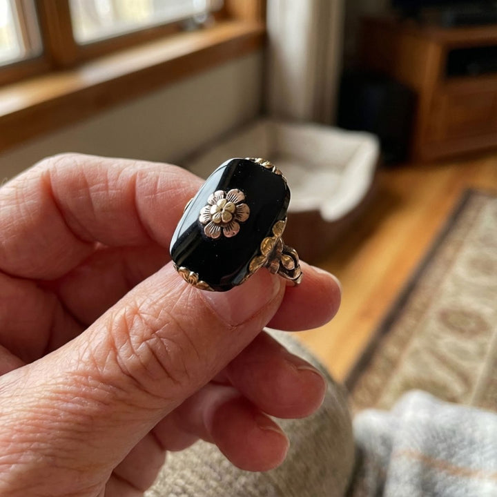 Vintage Victoriaanse Stijl Zwarte Steen Bloem Gouden Accent Ring