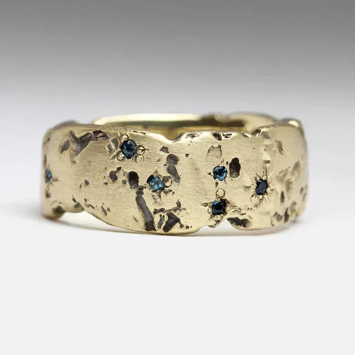 Vintage Gouden Gesmeed Ring met Blauwe Kristal Accenten