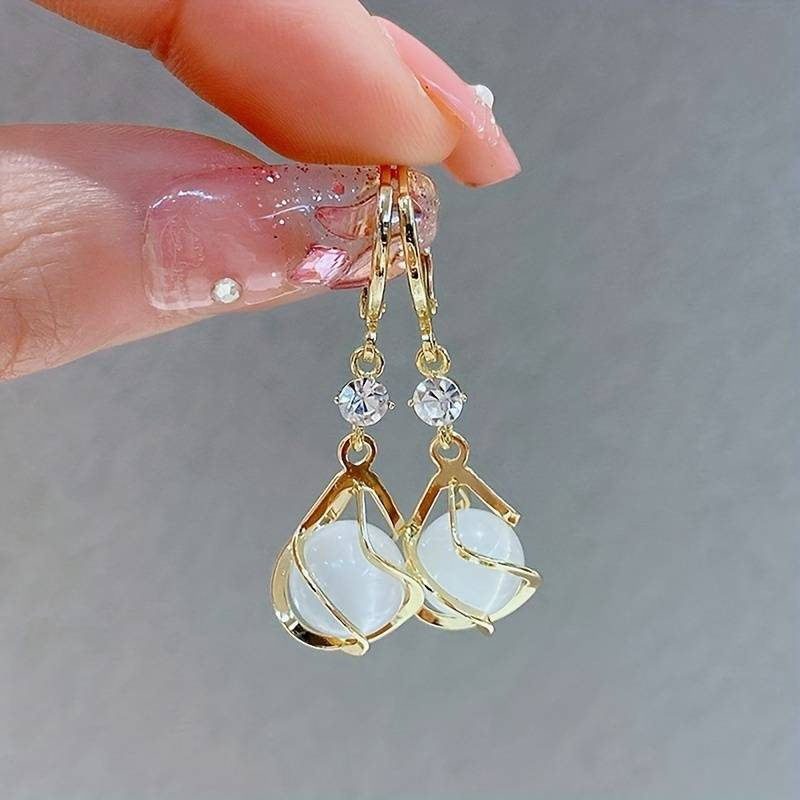 Gouden Hangende Oorbellen met Witte Opal