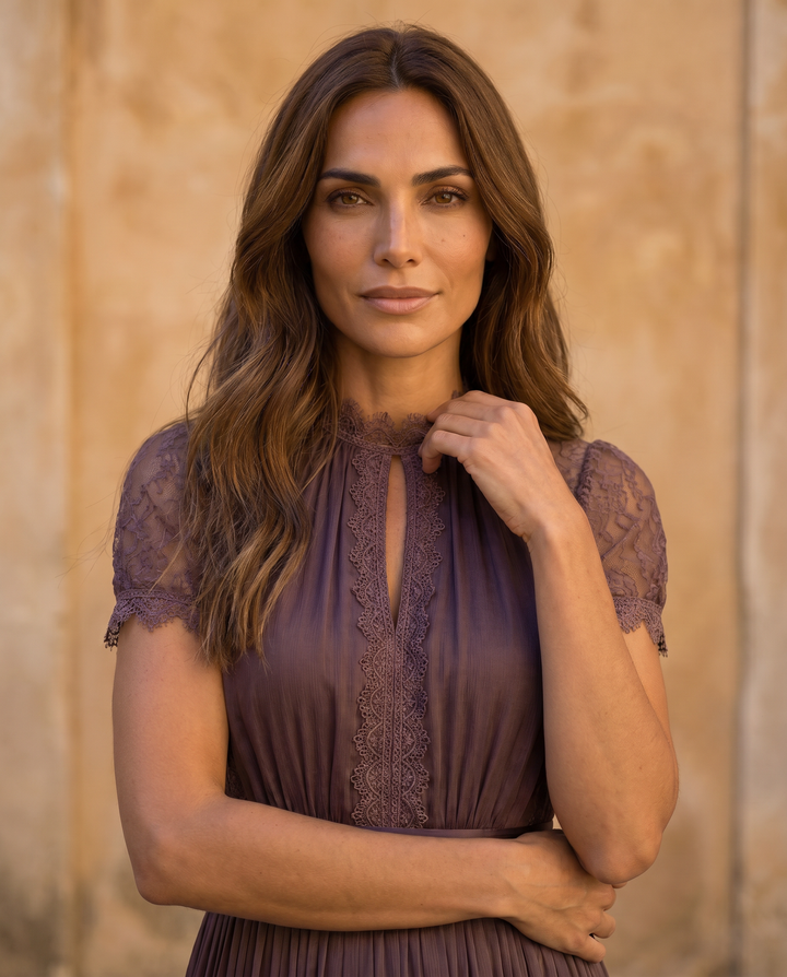 Flavia | Lange paarse jurk met sleutelvormige halslijn, chiffon kantafwerking