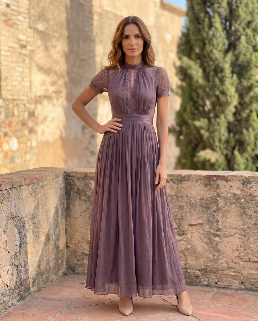 Flavia | Lange paarse jurk met sleutelvormige halslijn, chiffon kantafwerking