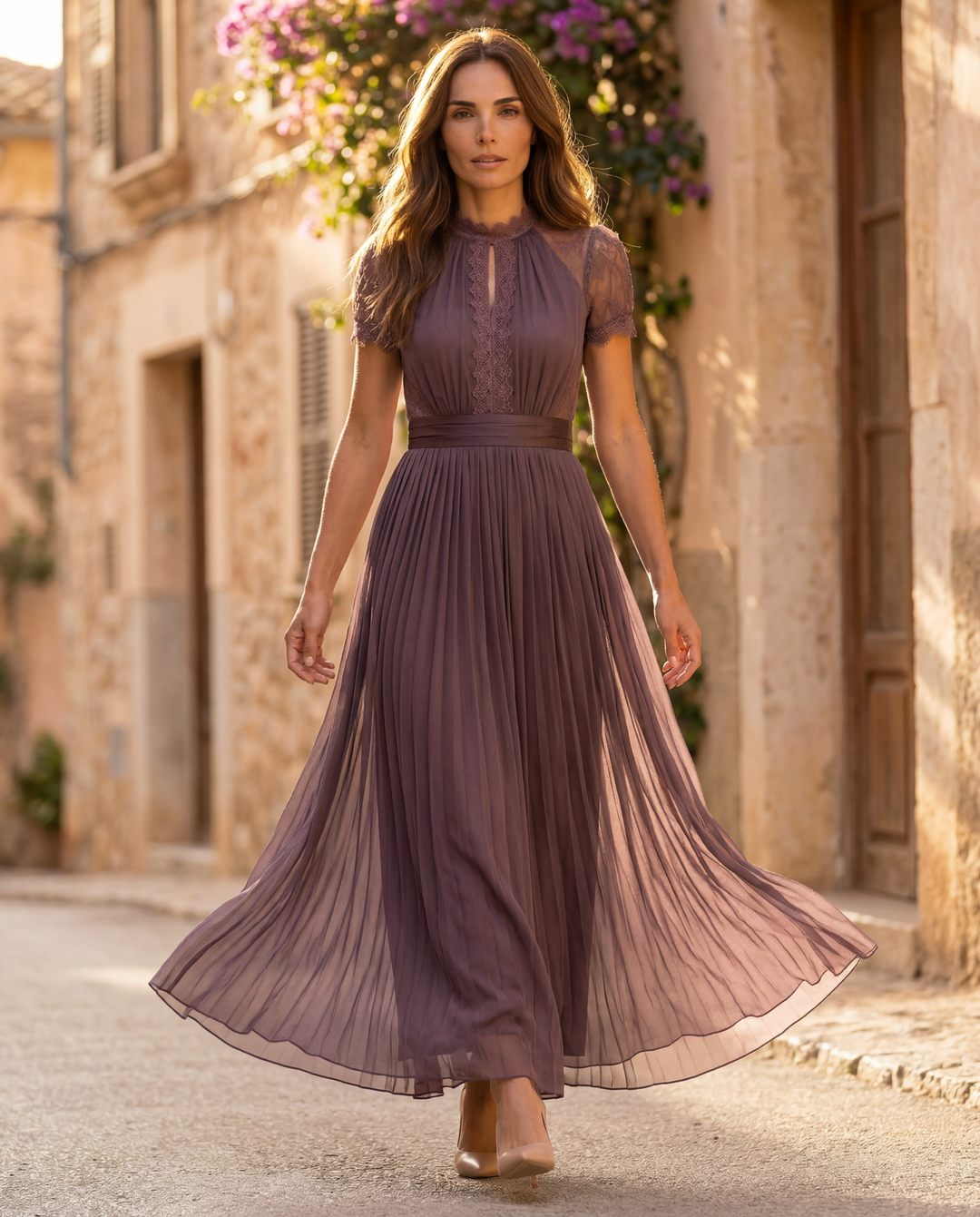 Flavia | Lange paarse jurk met sleutelvormige halslijn, chiffon kantafwerking