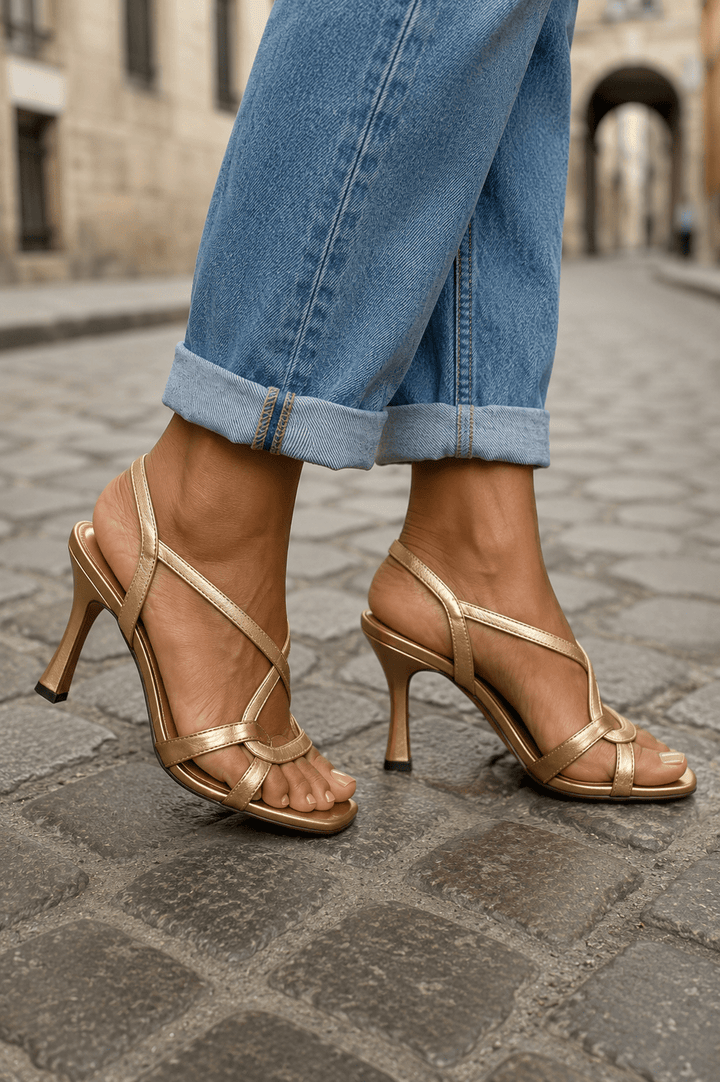 Elisabeth | Gouden sandalen: de charme van de zomer