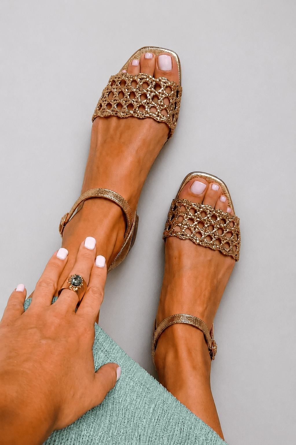 Aurora | Gouden sandalen: de charme van de zomer