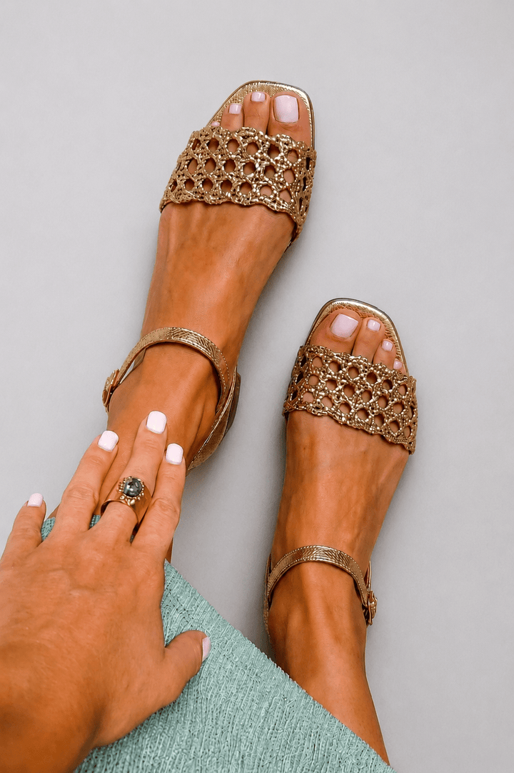 Aurora | Gouden sandalen: de charme van de zomer
