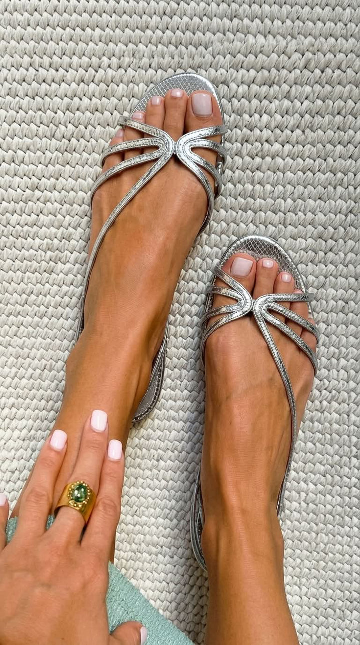 Marta | Gouden sandalen: de zomerse elegantie
